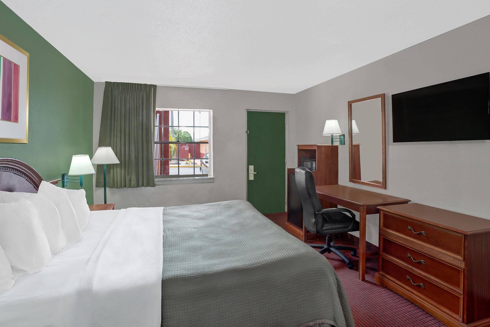 Howard Johnson By Wyndham Ft. Myers Fl Fort Myers Dış mekan fotoğraf